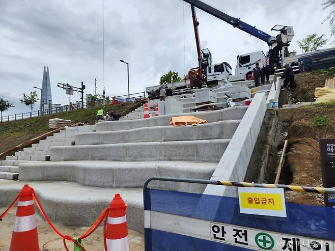 잠실선착장으로 이어지는 두개의 계단 중 전면 계단은 19일 기준 아직 공사가 진행 중이다. 지난 14일 완료 예정이던 공사가 악천후로 인해 지연됐다. /사진=김서현 기자.
