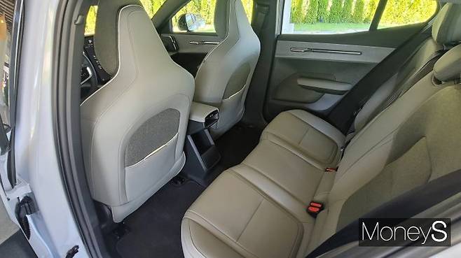 볼보 'EX30 CC'의 2열은 성인 남성이 앉기에도 좁게 느껴지지 않는다. /사진=김창성 기자