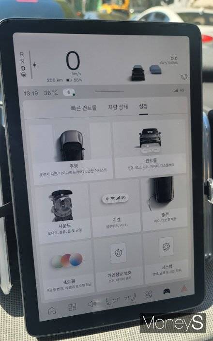 볼보 'EX30 CC'의 각종 조작은 1열 가운데 통합 디지털 콕핏을 통해 해야 한다. /사진=김창성 기자