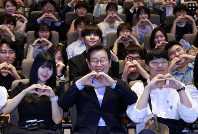 이재명 대통령이 19일 서울 마포구 구름아래 소극장에서 열린 2030 청년 소통·공감 토크콘서트에서 참석자들과 기념촬영을 하고 있다.  대통령실통신사진기자단. 연합뉴스