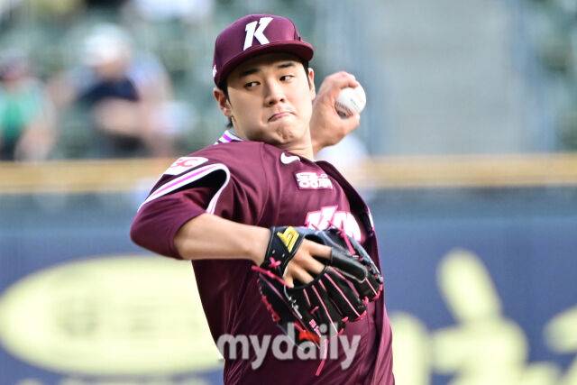 9일 서울 잠실야구장에서 열린 '2025 신한 SOL BANK KBO리그' 키움 히어로즈와 LG 트윈스 경기. 키움 선발 정현우가 힘차게 투구하고 있다./마이데일리