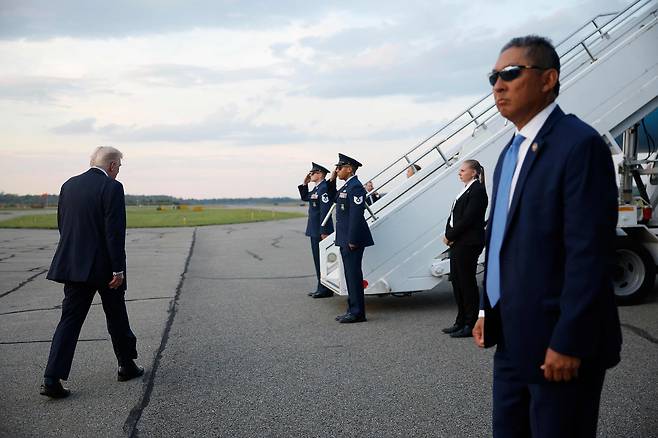 도널드 트럼프 미국 대통령이 14일(현지시간) 뉴저지주 모리스타운 공항에서 에어포스원에 탑승하는 가운데, 보안 요원이 철통 경계를 하고 있다. [AFP]