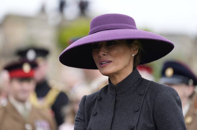 멜라니아 트럼프 여사가 17일(현지시간) 영국 윈저성에서 영국 군 장병들을 만나고 있다. [게티이미지]