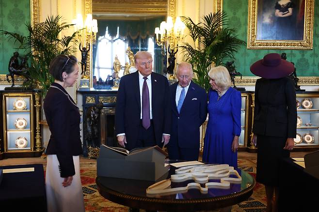 왼쪽부터 도널드 트럼프 미국 대통령, 찰스 3세 영국 국왕, 카밀라 여왕, 멜라니아 트럼프 미국 영부인이 17일(현지시간) 영국 윈저성에서 전시된 물품을 보고 있다. [게티이미지]