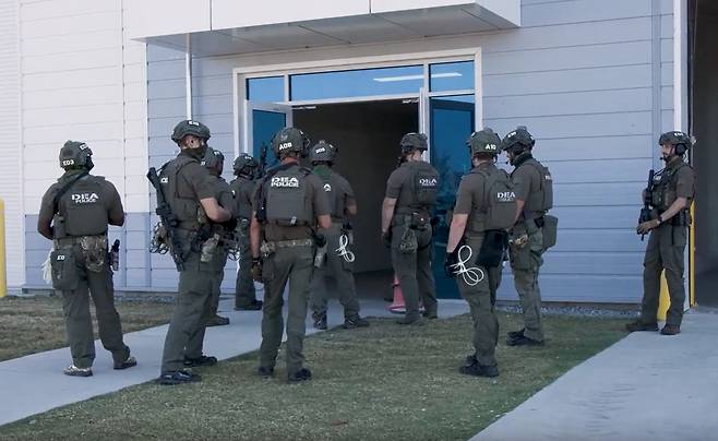 미국 이민세관단속국(ICE)이 이달 4일 조지아주 현대차-LG에너지솔루션 배터리 합작공장에서 단속 작전을 수행하고 있다. [AFP]