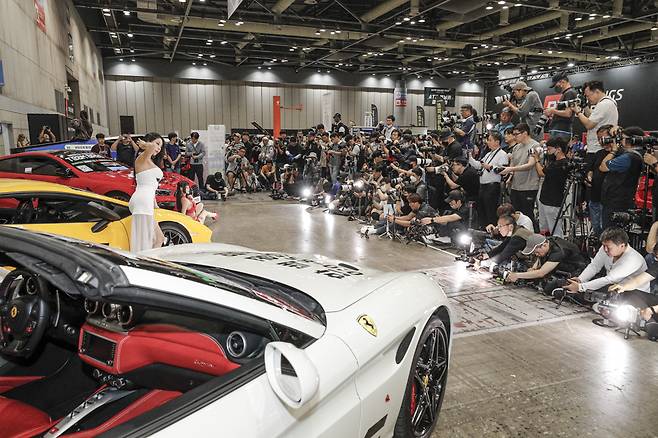 튜닝카 전시회 현장에 몰려든 자동차 마니아와 취재진들 [한국자동차기자협회 제공}