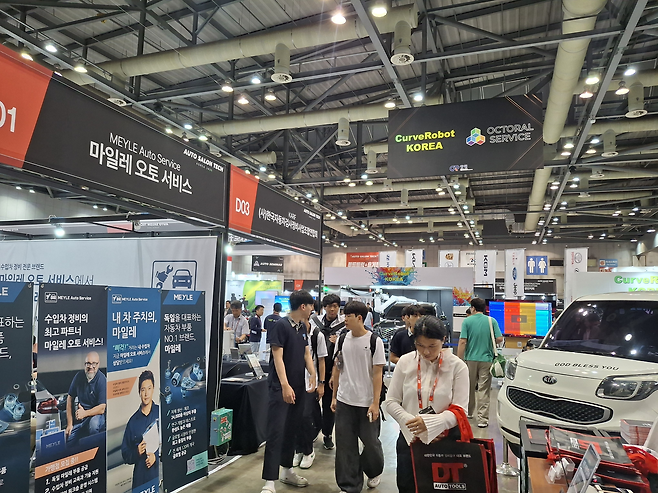 오토살롱테크코리아 부스를 가득 메운 젊은 관람객들 [고양=김성우 기자]