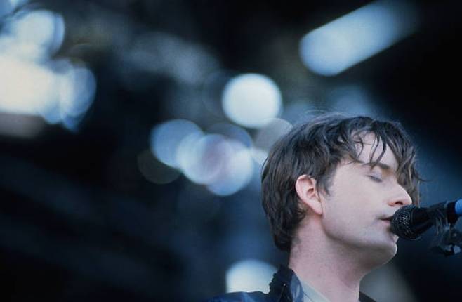 ‘타인의 시선’은 호기심과 구경을 초월하는 ‘평범한 사람들’의 생존 조건이 된다. 가사 속 불꽃은 자율적으로 타오르는 것이 아닌, 누군가의 눈길과 관심에 붙들려야만 꺼지지 않는다. 즉 이들의 생존은 타인의 선택과 인지에 달려 있다. 그렇기에 펄프의 ‘평범한 사람들’은 현실을 비추는 섬뜩한 거울이자 가지지 못한 자들의 자괴 섞인 조롱이며, 동시에 강력한 메세지를 가진 사회비평적 작품이기도 하다. [게티이미지/Photo by Gie Knaeps]