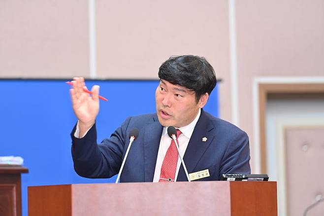[거제=뉴시스] 신정철 기자= 거제시의회 김영규 의원(옥포 1·2동·연초·하청·장목면, 국민의힘)은 제257회 제2차 본회의 시정질문을 통해 ▲상수원 불안 해소와 안정적 용수 공급 ▲청년 유출 방지와 미래 조선 인재 양성 ▲외국인 고용 증가와 지역 상권 활성화 ▲야간관광 활성화 전략 등 시민 삶과 지역 경쟁력에 직결된 4대 현안을 집중 제기했다.사진은 김영규 시의원의 시정질문 모습.(사진=거제시의회 제공).2025.09.19. photo@newsis.com *재판매 및 DB 금지