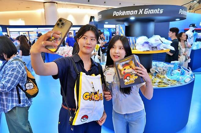 [서울=뉴시스] 롯데백화점은 롯데그룹을 대표하는 프로야구단인 '롯데자이언츠'의 활약을 기원하는 대규모 팝업을 연다고 지난 18일 밝혔다.(사진=롯데백화점 제공) *재판매 및 DB 금지