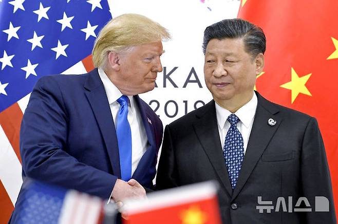 [오사카=AP/뉴시스] 도널드 트럼프 미국 대통령(왼쪽)과 시진핑 중국 국가주석이 2019년 6월29일 일본 오사카에서 열린 주요 20개국(G20) 정상회의에 참석해 악수하고 있다. 2025.09.20.
