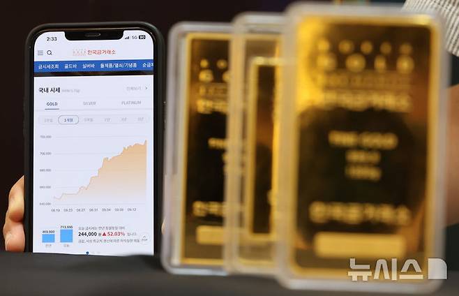 [서울=뉴시스] 황준선 기자 = 미국 연방준비제도(Fed·연준)의 기준금리 결정을 앞두고 국제 금값이 뉴욕거래소 기준 9월 인도분 금 선물이 3682달러를, 현물은 3695달러를 넘기는 등 사상 최고치를 경신한 16일 서울 종로구 한국금거래소에서 직원이 골드바를 들어보이고 있다. 2025.09.16. hwang@newsis.com