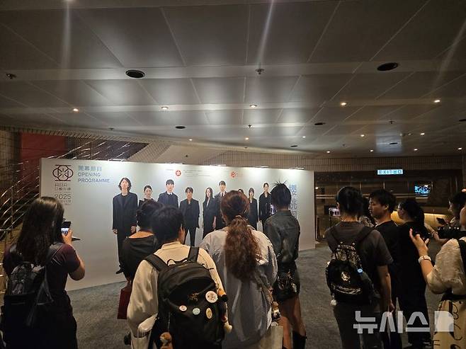 [홍콩=뉴시스]김주희 기자=연극 '벚꽃동산'이 19일 홍콩문화센터 대극장에서 '2025 홍콩 아시아플러스 페스티벌(Asia+ Festival 2025)' 개막작으로 선정돼 공연했다. 사진은 공연 전 포토월 앞에서 기념사진을 찍는 관객들의 모습. 2025.09.19.