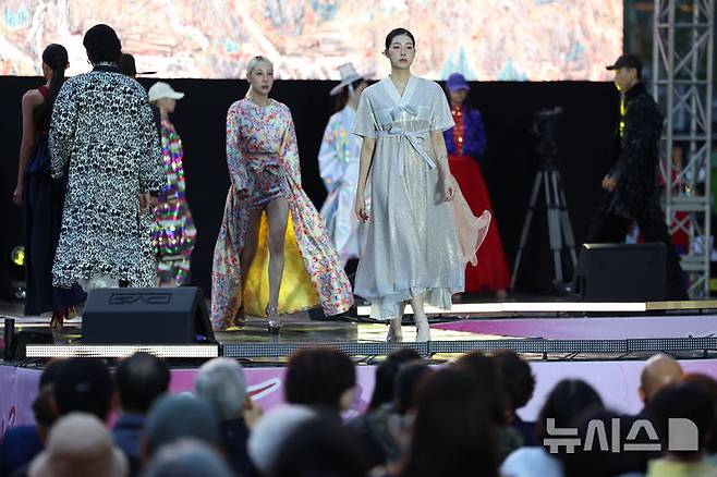 [서울=뉴시스] 조성우 기자 = 20일 서울 마포구 홍대 레드로드 R6에서 열린 레드로드 페스티벌에서 한복 패션쇼가 진행되고 있다. 2025.09.20. xconfind@newsis.com