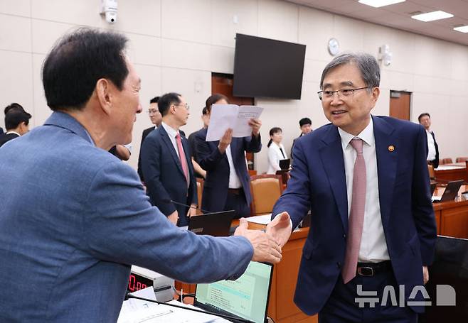 [서울=뉴시스] 김금보 기자 = 조현 외교부 장관이 16일 오후 서울 여의도 국회에서 열린 외교통일위원회 전체회의에서 산회 후 김석기 위원장과 인사하고 있다. 2025.09.16. kgb@newsis.com