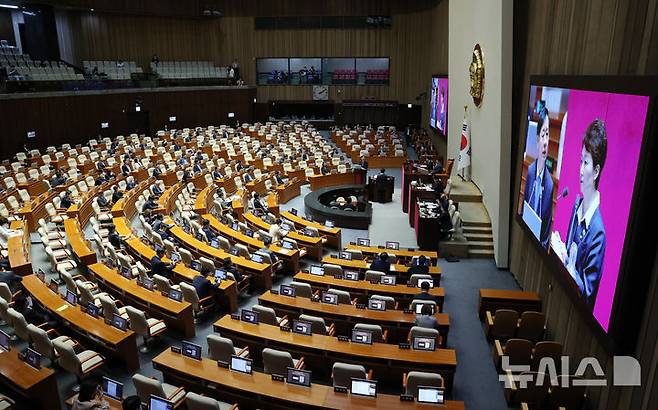 [서울=뉴시스] 김명년 기자 = 구윤철 부총리 겸 기획재정부 장관이 17일 오후 서울 여의도 국회 본회의에서 이언주 더불어민주당 의원의 대정부 질문에 답변하고 있다. 2025.09.17. kmn@newsis.com