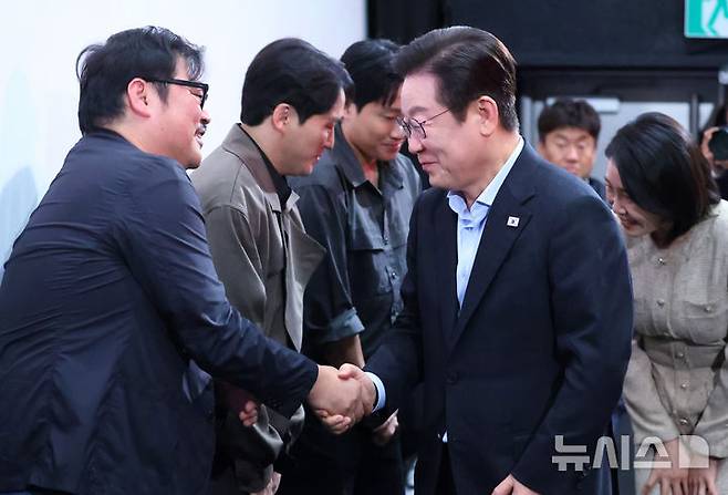 [부산=뉴시스] 최동준 기자 = 이재명 대통령이 20일 부산 해운대구 영화의전당에서 부산국제영화제 공식상영작 '극장의 시간들'을 관람한 뒤 이종필 감독과 인사하고 있다. (대통령실통신사진기자단) 2025.09.20. photocdj@newsis.com