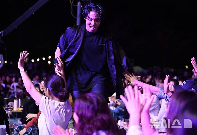 [수원=뉴시스] 김종택 기자 = 2025 수원재즈페스티벌 둘째날인 20일 오후 경기 수원시 광교호수공원 재미난 밭에 마련된 무대에서 힙합 프리스타일 댄서 제이블랙이 열띤 공연을 펼치고 있다. 2025.09.20. jtk@newsis.com