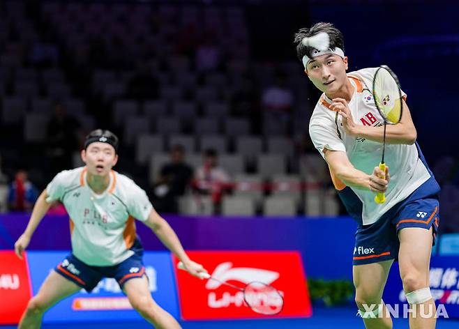 [선전=신화/뉴시스] 서승재(왼쪽)-김원호 조(1위)가 19일(현지 시간) 중국 광둥성 선전 아레나에서 열린 '2025 세계배드민턴연맹(BWF) 리닝 중국 마스터스(슈퍼750) 남자 복식 8강전에서  호키 다쿠로-고바야시 유고 조(11위·일본)와 경기하고 있다. 서승재-김원호가 2-1(11-21 21-6 21-17) 역전승을 거두고 4강에 올랐다. 2025.09.20.