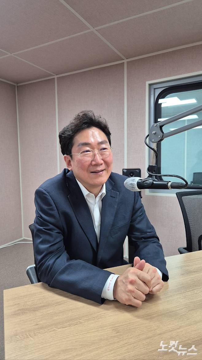 강원CBS.강원영동CBS 시사프로그램 <최진성의 위클리오늘>에 출연한 원강수 원주시장. 강민주 PD