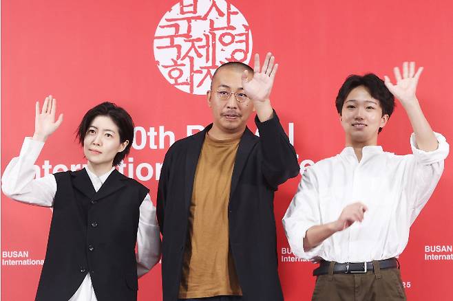 20일 부산 해운대구 영화의전당에서 열린 제30회 부산국제영화제 경쟁 부문 '여행과 나날' 기자회견에서 감독과 배우들이 포즈를 취하고 있다. 왼쪽부터 심은경, 미야케 쇼, 타카다 만사쿠.  연합뉴스