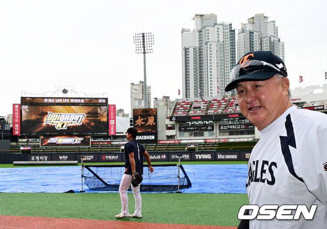 [OSEN=수원, 지형준 기자] 19일 수원 KT위즈파크에서 2025 신한 SOL Bank KBO리그 KT 위즈와 한화 이글스의 경기가 열린다.KT는 고영표, 한화는 코디 폰세를 선발로 예고했다.KT위즈파크에 비가 내리는 가운데 그라운드에 대형 방수포가 깔려 있다. 한화 김경문 감독이 그라운드를 살피고 있다. 2025.09.18 /jpnews@osen.co.kr