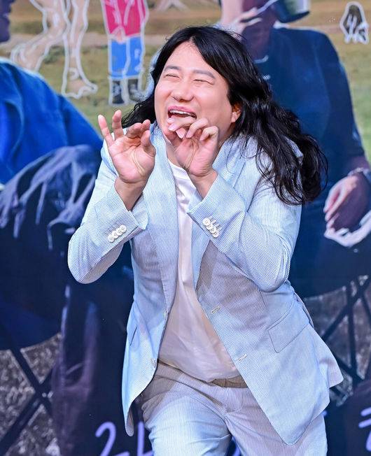 [OSEN=지형준 기자] 15일 오후 서울 상암동 MBC에서 MBC 새&nbsp;예능&nbsp;'지구를&nbsp;닦는&nbsp;남자들'(약칭&nbsp;'지닦남') 제작발표회가 열렸다.이날 첫 방송되는 '지구를&nbsp;닦는&nbsp;남자들'은&nbsp;없으면&nbsp;없는&nbsp;대로&nbsp;떠나는&nbsp;여행을&nbsp;통해&nbsp;환경을&nbsp;돌아보는&nbsp;신개념&nbsp;ESG향&nbsp;여행&nbsp;프로그램이다. 소비를&nbsp;줄이는&nbsp;것이&nbsp;쓰레기를&nbsp;줄이는&nbsp;것이라&nbsp;외치는&nbsp;'쓰레기&nbsp;아저씨'&nbsp;김석훈의&nbsp;세계관에서&nbsp;기획된&nbsp;프로그램으로,&nbsp;맏형&nbsp;김석훈과&nbsp;함께&nbsp;'세상&nbsp;깔끔남'&nbsp;권율,&nbsp;'중고&nbsp;마니아'&nbsp;임우일,&nbsp;'황금&nbsp;막내'&nbsp;신재하,&nbsp;'오지&nbsp;전문&nbsp;유튜버'&nbsp;노마드션이&nbsp;합류했다.개그맨 임우일이 포즈를 취하고 있다. 2024.10.15 / jpnews@osen.co.kr