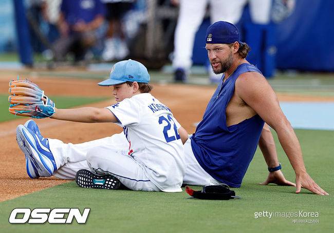 [사진] LA 다저스 클레이튼 커쇼가 아들 찰리를 바라보고 있다. ⓒGettyimages(무단전재 및 재배포 금지)