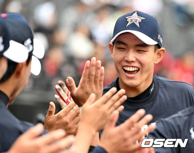 [OSEN=대전, 이대선 기자] 2일 오후 대전 한화생명볼파크에서 ‘제3회 한화이글스배 고교vs대학 올스타전’이 열렸다.올해로 3회째를 맞는 한화이글스배 고교vs대학 올스타전은 한화 구단과 KBSA가 공동으로 주최하는 이벤트 경기다.홈런레이스 결승에 진출한 유신고 신재인이 동료들과 환호하고 있다. 2025.06.02 /sunday@osen.co.kr