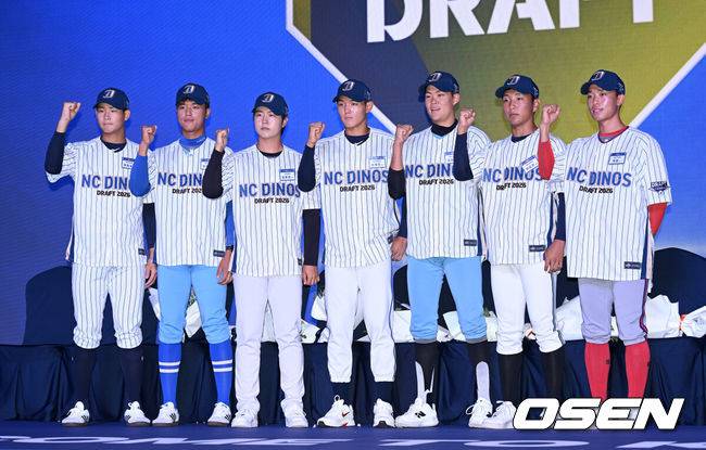 [OSEN=이대선 기자] 17일 오후 7일 오후 서울 롯데호텔 월드에서 ‘2026 KBO 신인 드래프트’가 열렸다.이번 드래프트는 전면 드래프트 방식으로 총 11라운드에 걸쳐 진행된다. 대상자는 총 1천261명으로, 고등학교 졸업 예정자 930명, 대학교 졸업 예정자 216명, 얼리 드래프트 신청자 51명, 해외 아마추어·프로 출신 선수 19명이다. 이 중 최대 110명이 KBO 10개 구단의 부름을 받게 된다.NC에 지명된 신인 이희성, 안지원, 정튼튼, 신재인, 김요엘, 최요한, 허윤이 기념촬영을 가지고 있다. 2025.09.17 /sunday@osen.co.kr