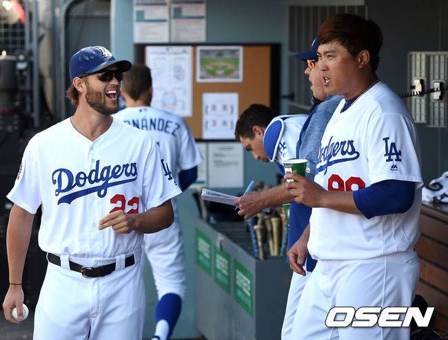 [OSEN=로스앤젤레스(美 캘리포니아주) 최규한 기자] 24일(한국시간) 미국 캘리포니아주 로스앤젤레스 다저스타디움에서 '2018 메이저리그(MLB)' LA 다저스와 샌디에이고 파드레스의 경기가 열렸다.6회까지 무실점 피칭을 펼친 다저스 선발 류현진이 더그아웃으로 들어와 동료 커쇼와 대화를 나누고 있다. /dreamer@osen.co.kr
