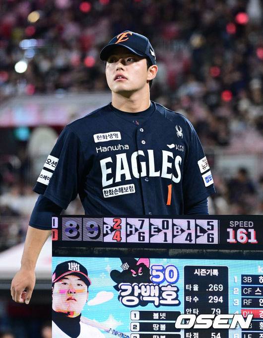 [OSEN=수원, 최규한 기자] 20일 수원 KT위즈파크에서 ‘2025 신한 SOL Bank KBO리그’ KT 위즈와 한화 이글스의 경기가 열렸다.홈팀 KT는 고영표, 방문팀 한화는 코디 폰세를 선발로 내세웠다.7회말 2사 주자없는 상황 강백호를 삼진으로 잡아내며 이닝을 막아낸 한화 투수 문동주가 더그아웃으로 향하고 있다. 수원 위즈파크 전광판에 강백호를 삼진으로 이끈 문동주의 161km 직구 구속이 찍혔다. 025.09.20 / dreamer@osen.co.kr