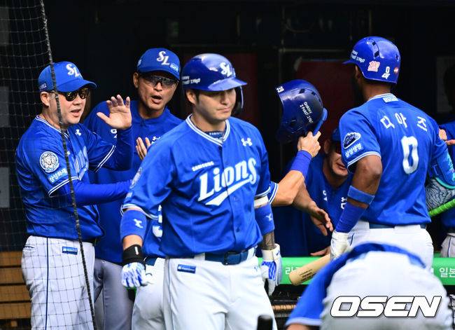 [OSEN=잠실, 지형준 기자] 20일 서울 잠실구장에서 ‘2025 신한 SOL Bank KBO리그’ LG 트윈스와 삼성 라이온즈의 경기가 열렸다.LG는 외국인 투수 톨허스트를, 삼성은 원태인을 선발투수로 내세웠다.1회말 무사 1,3루에서 삼성 디아즈가 희생플라이를 날리고 박진만 감독과 기뻐하고 있다. 2025.09.20 /jpnews@osen.co.kr