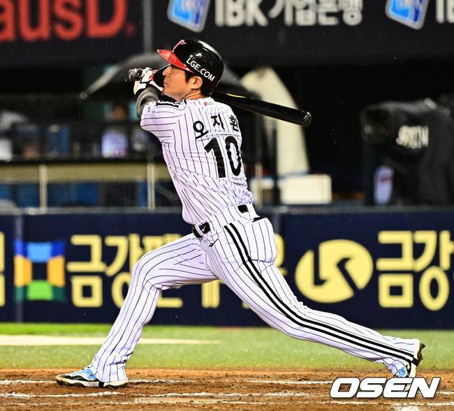 [OSEN=잠실, 지형준 기자] 20일 서울 잠실구장에서 ‘2025 신한 SOL Bank KBO리그’ LG 트윈스와 삼성 라이온즈의 경기가 열렸다.LG는 외국인 투수 톨허스트를, 삼성은 원태인을 선발투수로 내세웠다.6회말 2사 3루에서 LG 오지환이 1타점 적시 2루타를 날리고 있다. 2025.09.20 /jpnews@osen.co.kr