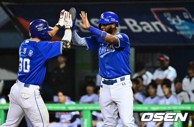 [OSEN=잠실, 지형준 기자] 20일 서울 잠실구장에서 ‘2025 신한 SOL Bank KBO리그’ LG 트윈스와 삼성 라이온즈의 경기가 열렸다.LG는 외국인 투수 톨허스트를, 삼성은 원태인을 선발투수로 내세웠다.8회초 무사 1루에서 삼성 김영웅이 중월 투런포를 날리며 디아즈와 기뻐하고 있다. 2025.09.20 /jpnews@osen.co.kr