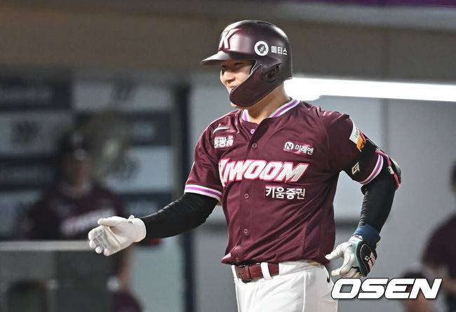 [OSEN=부산, 이석우 기자] 5일 부산 사직야구장에서 2025 신한 SOL 뱅크 KBO 리그 롯데 자이언츠와 키움 히어로즈의 경기가 열렸다. 홈팀 롯데는 데이비슨이, 방문팀 키움은 하영민이 선발 출전했다.키움 히어로즈 송지후가 4회초 2사 1,2루 좌월 3점 홈런을 치고 하이파이브를 하고 있다. 2025.06.05 / foto0307@osen.co.kr