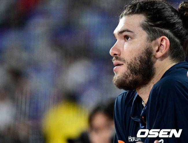 [OSEN=수원, 최규한 기자] 프로야구 KT 위즈가 한화 이글스 코디 폰세에게 첫 패전을 안기며 5위 자리를 사수했다.&nbsp;KT는 20일 수원 KT위즈파크에서 열린 2025 신한 SOL Bank KBO리그 한화와의 홈경기를 4-2로 승리했다.&nbsp;안현민이 시즌 21호 스리런 홈런 포함 3타수 2안타 4타점 1볼넷으로 맹타를 휘두르며&nbsp;폰세를 무너뜨렸다. 폰세는 5이닝 4실점으로 개막 이후 최다 17연승을 마감,&nbsp;시즌 28경기 만에 첫 패전을 당했다.&nbsp;9회초 공격 때 한화 투수 코디 폰세가 그라운드를 바라보고 있다. 2025.09.20 / dreamer@osen.co.kr