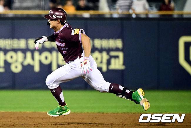 [OSEN=잠실, 조은정 기자]29일 오후 서울 잠실구장에서 ‘2025 신한 SOL Bank KBO리그’ LG 트윈스와 키움 히어로즈의 경기가 열렸다.홈팀 LG는 임찬규, 방문팀 키움은 정현우를 선발로 내세웠다.5회초 1사 키움 송성문이 중견수 왼쪽 3루타를 날린 뒤 3루를 향해 전력질주하고  있다. 2025.08.29 /cej@osen.co.kr