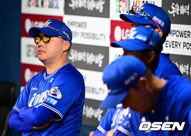 [OSEN=잠실, 지형준 기자] 프로야구 삼성 라이온즈가&nbsp;LG 트윈스를 꺾고 4연승을 달렸다.&nbsp;삼성은&nbsp;20일 서울 잠실구장에서 열린 2025 KBO리그&nbsp;LG와 경기에서 14-4로 크게 승리했다. 홈런 2방을 포함해 장단 17안타를 터뜨렸다.&nbsp;LG는 이날 패배했지만, 2위 한화 이글스가 KT 위즈에 덜미를 잡히면서 매직넘버를 '6'에서 '5'로 한 개 줄였다.&nbsp;9회 삼성 박진만 감독이 경기를 지켜보고 있다. 2025.09.20 /jpnews@osen.co.kr