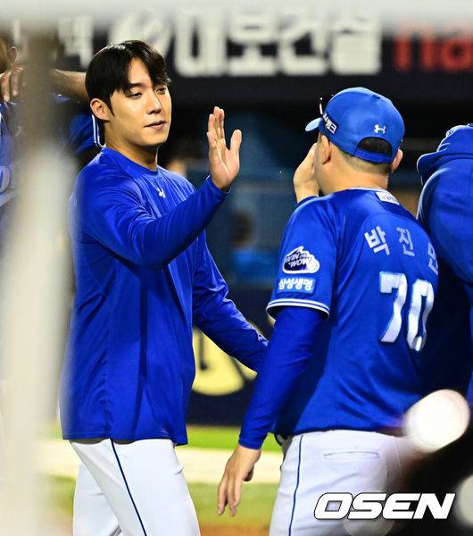 [OSEN=잠실, 지형준 기자] 프로야구 삼성 라이온즈가 LG 트윈스를 꺾고 4연승을 달렸다. 삼성은 20일 서울 잠실구장에서 열린 2025 KBO리그 LG와 경기에서 14-4로 크게 승리했다. 홈런 2방을 포함해 장단 17안타를 터뜨렸다. LG는 이날 패배했지만, 2위 한화 이글스가 KT 위즈에 덜미를 잡히면서 매직넘버를 '6'에서 '5'로 한 개 줄였다. 경기를 마치고 삼성 원태인이 박진만 감독과 승리를 기뻐하고 있다. 2025.09.20 /jpnews@osen.co.kr