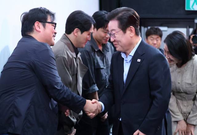 ▲이재명 대통령이 20일 부산 해운대구 영화의전당에서 부산국제영화제 공식상영작 '극장의 시간들'을 관람한 뒤 1부 침팬지를 연출한 이종필 감독과 인사하고 있다. ⓒ연합뉴스