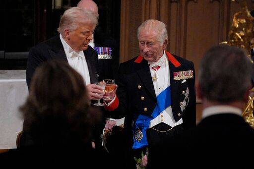 지난 17일(현지시간) 영국을 국빈 방문한 도널드 트럼프 미국 대통령(왼쪽)이 런던 인근 윈저성 연회장에서 열린 국빈 만찬에 참석해 찰스 3세 영국 국왕과 건배하고 있다. 이날 영국 왕실로부터 융숭한 대접을 받은 트럼프 대통령은 “내 생애 최고의 영광”이란 소감을 밝혔다. AFP연합뉴스