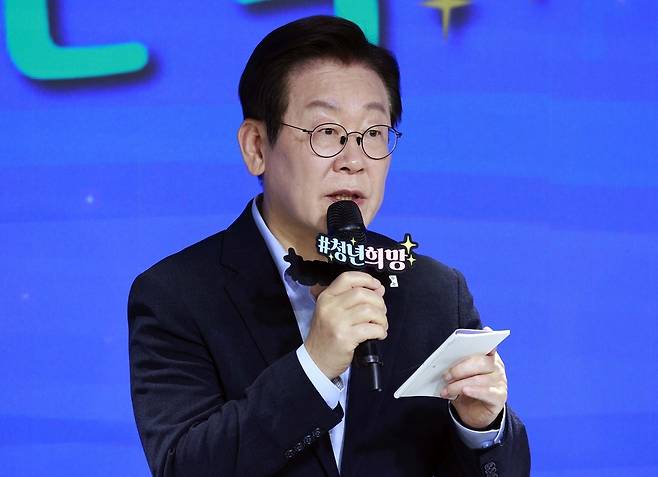 이재명 대통령이 19일 서울 마포구 구름아래 소극장에서 열린 2030 청년 소통·공감 토크콘서트에서 발언하고 있다. 뉴시스