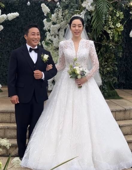 김병만, 부인 현은재 씨. 로자스포사