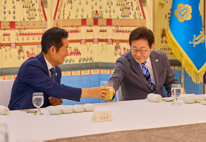 이재명 대통령, 민주당 지도부와 만찬 - 이재명 대통령이 20일 서울 한남동 관저에서 더불어민주당 정청래 대표 등 지도부와 만찬을 하고 있다. 2025.8.20 대통령실 제공