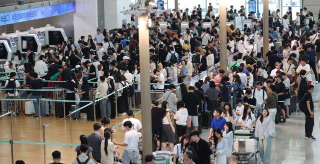 인천국제공항 제1터미널이 이용객들로 붐비고 있다. 사진은 기사 내용과 무관함. 오승현 기자