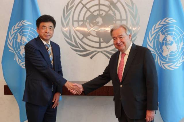 차지훈 신임 주유엔대사가 19일(현지 시간) 미국 뉴욕 UN 본부에서 안토니우 구테흐스 UN 사무총장에게 신임장을 제정한 뒤 악수를 나누고 있다. 연합뉴스