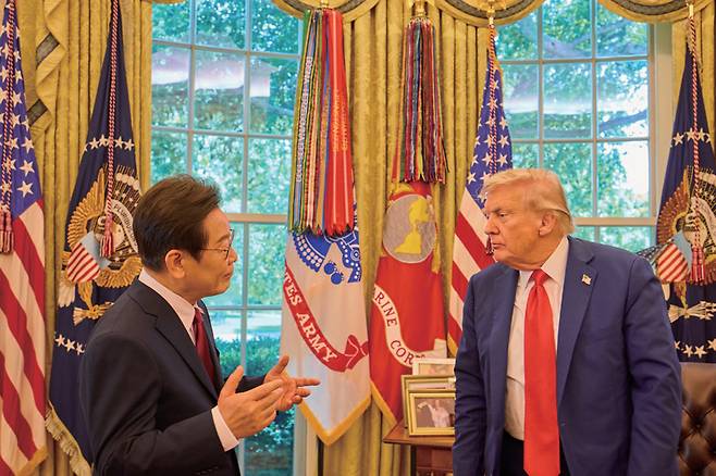 이재명 대통령이 8월25일(현지시간) 미국 워싱턴DC 백악관 오벌 오피스에서 열린 한미 정상회담뒤 도널드 트럼프 미국 대통령과 대화하고 있다. ⓒ연합뉴스