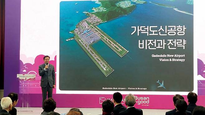 박형준 부산시장이 2024년 1월11일 부산시청에서 가덕도신공항 전략 선포식을 갖고 있다. ⓒ연합뉴스