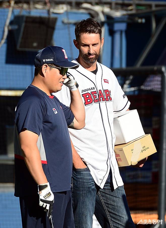 더스틴 니퍼트(오른쪽)와 양의지. 스포츠동아DB